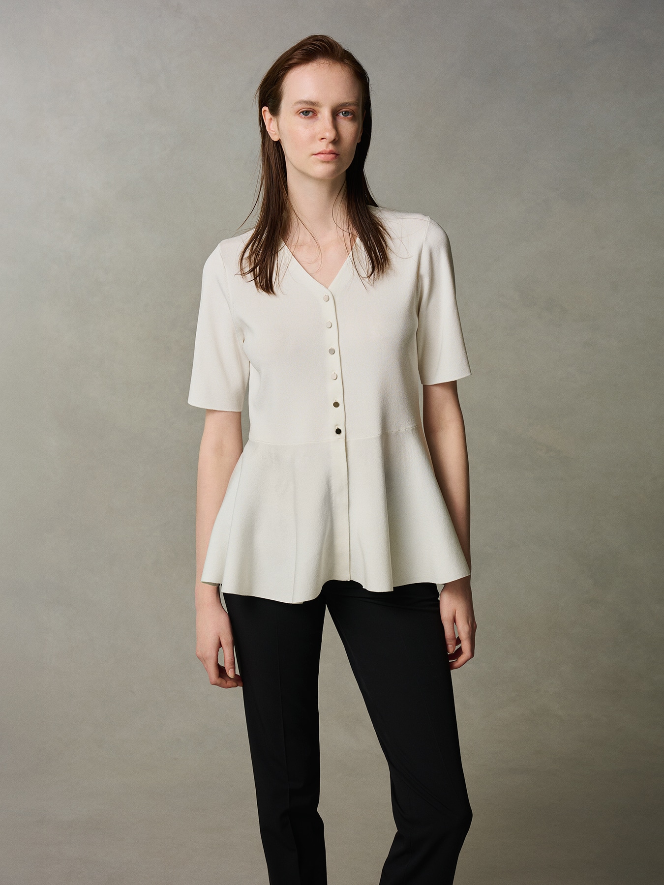 Vネックペプラムニット