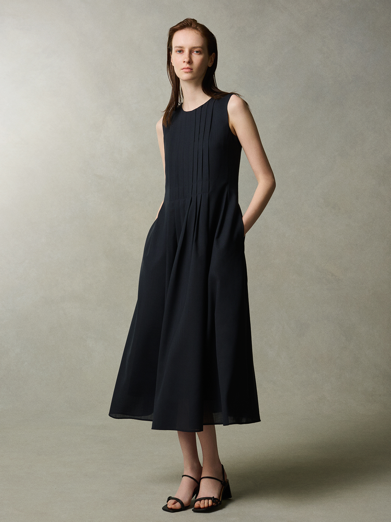 プリーツデザインノースリーブワンピース