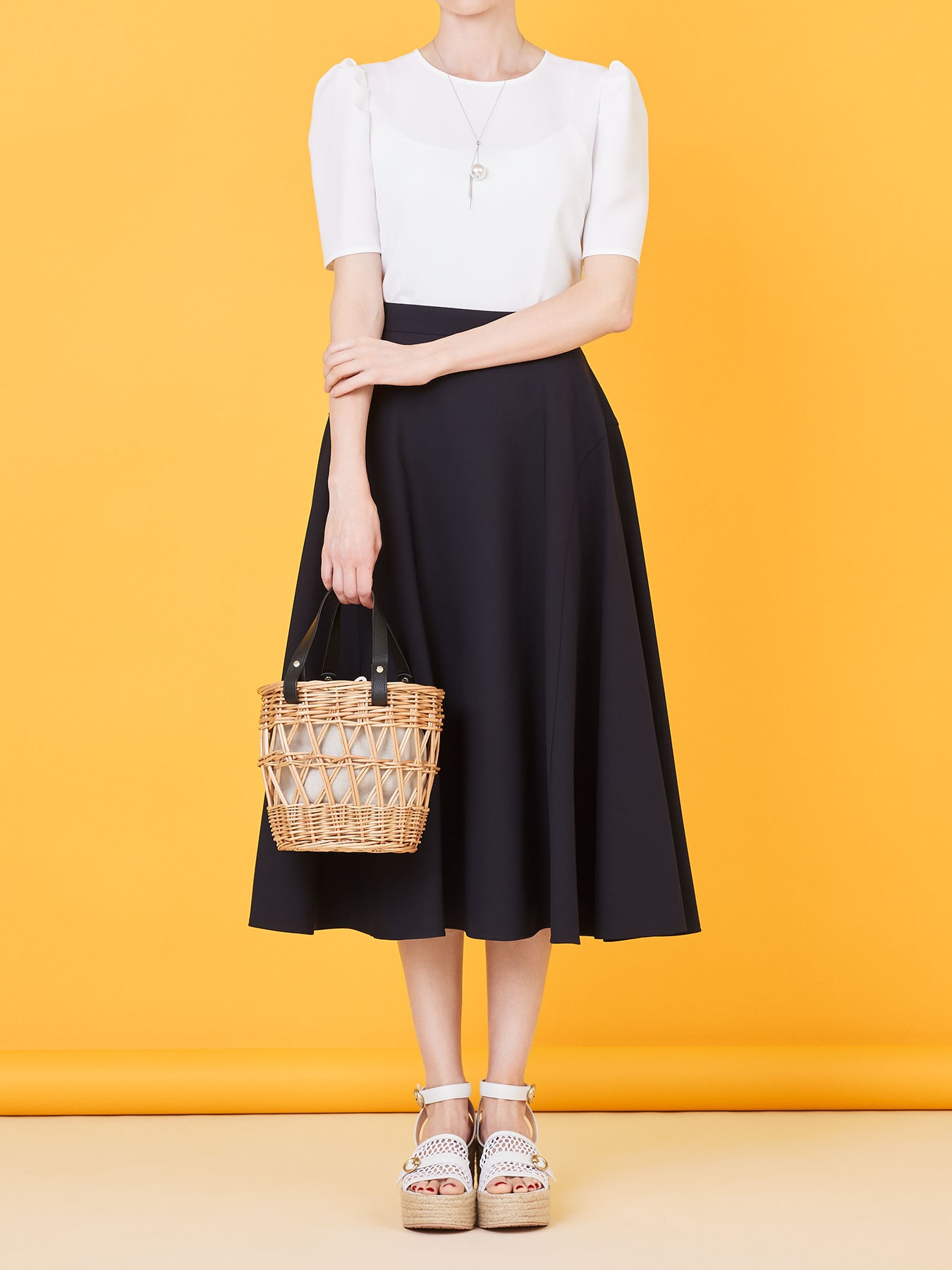 バックボタンフレアスカート