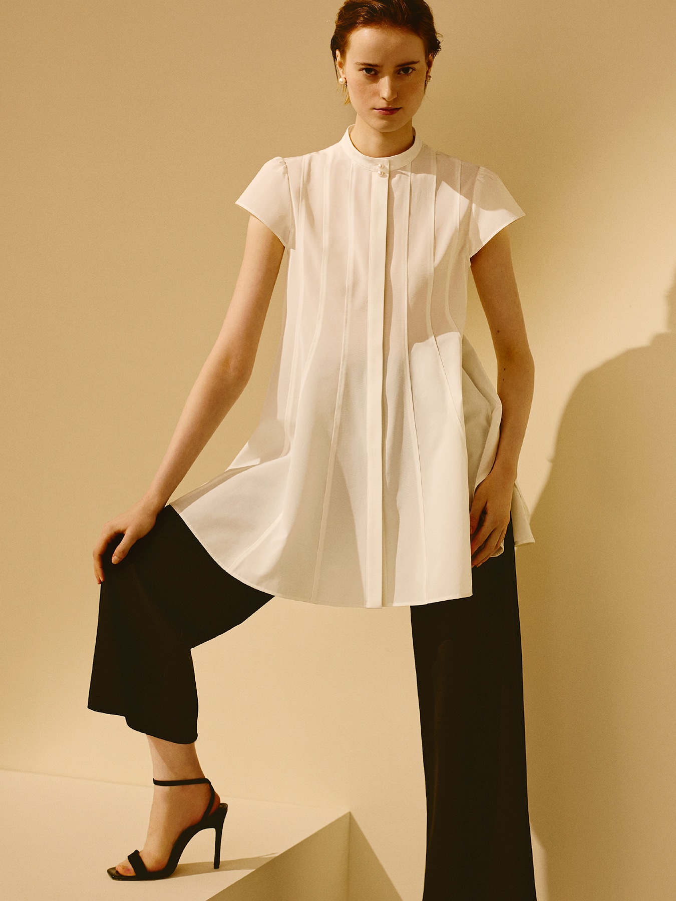ピンタックデザインキャップスリーブブラウス