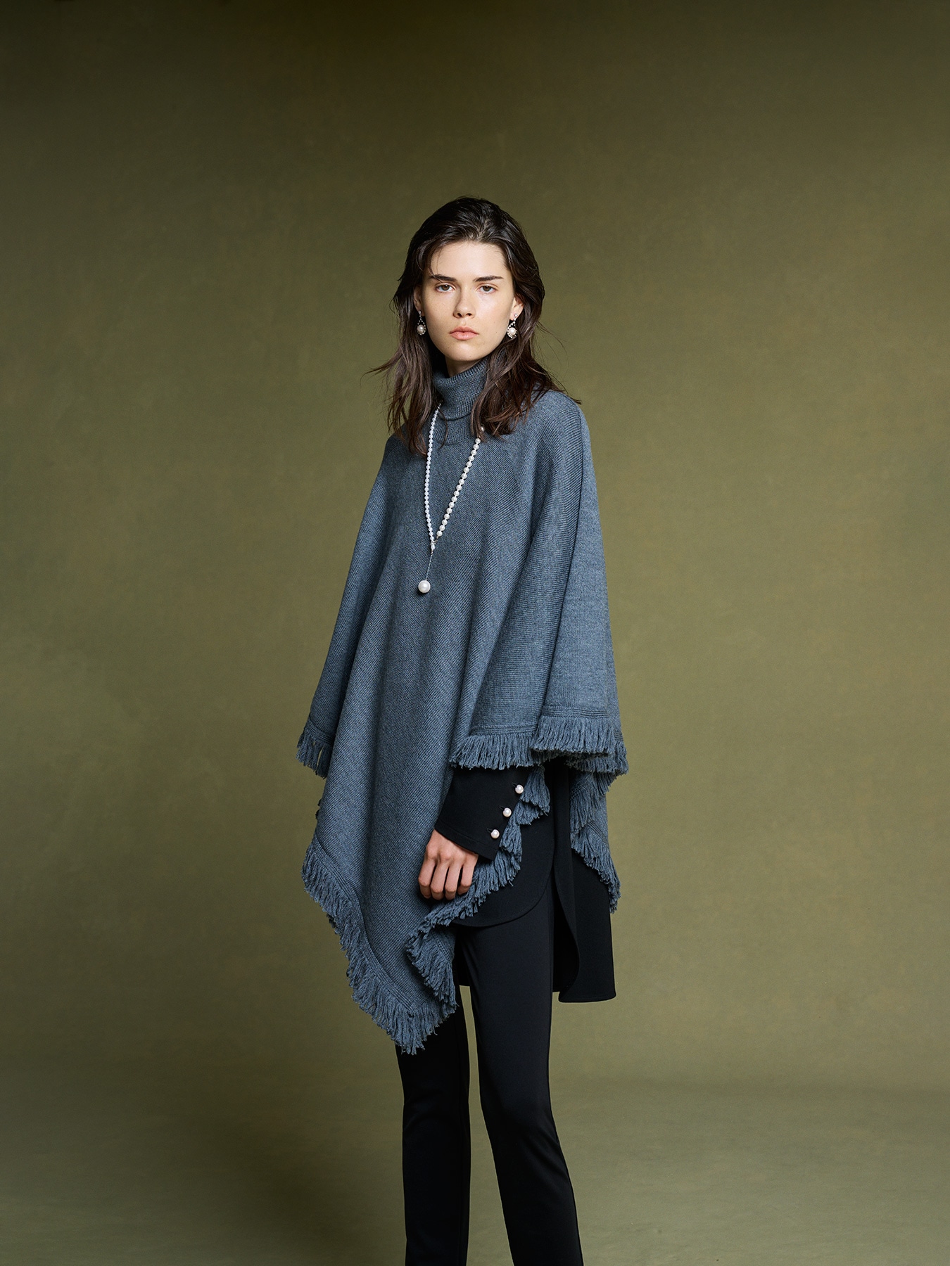 タートルネックフリンジニットポンチョ