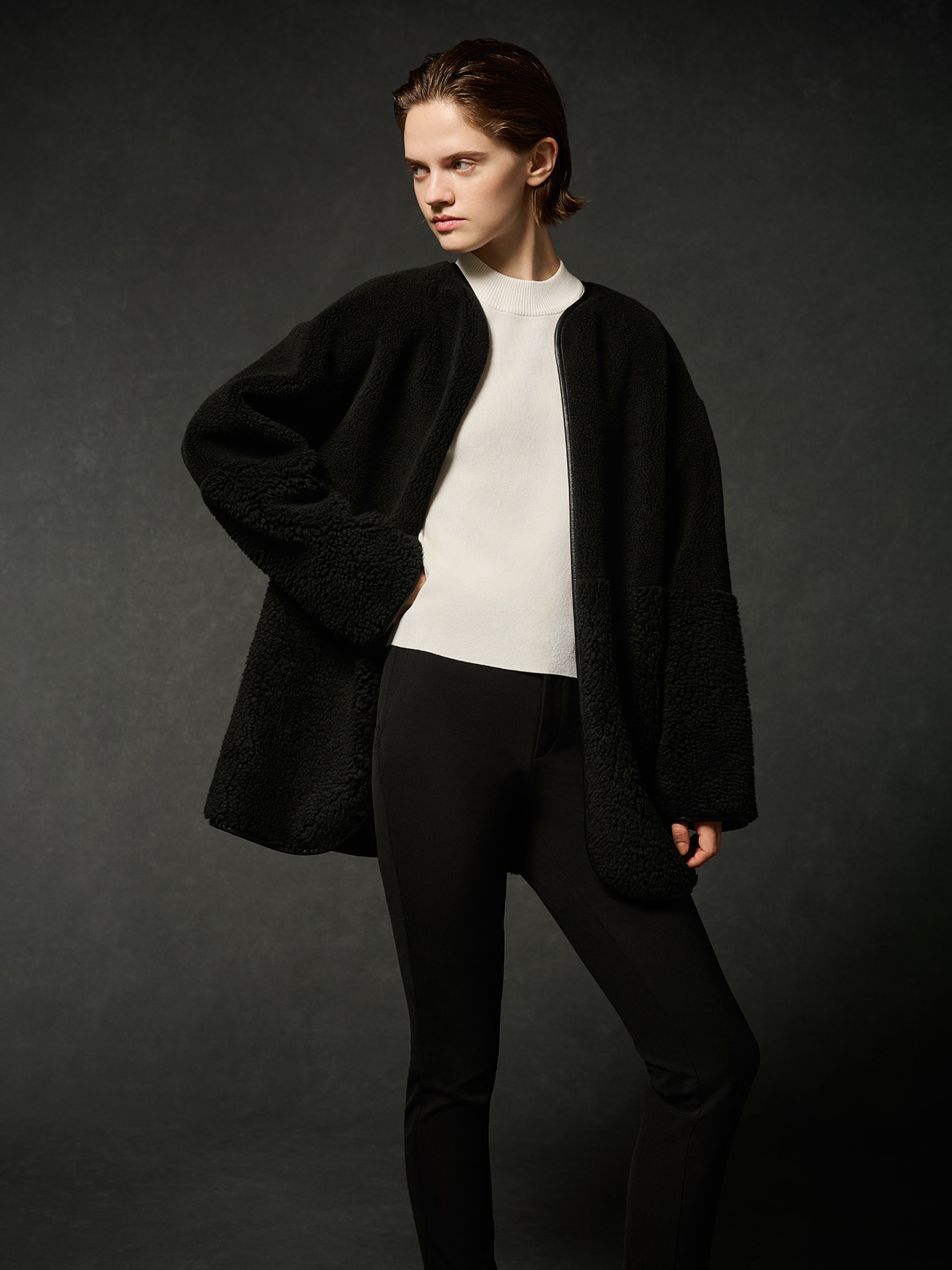 バックラウンドヘムハイネック長袖ニット